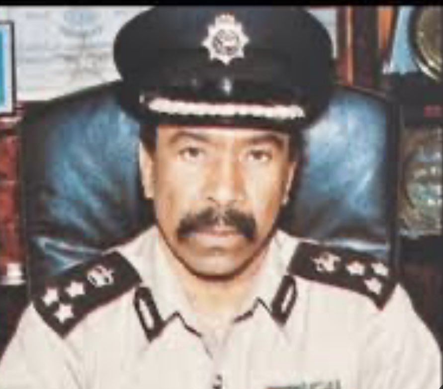 المرحوم باذن الله اللواء م. عبدالله عدس الخميس رئيس نادي الفحيحيل ورئيس اتحاد  الشرطة الرياضي  لاعب كرة سلة واداري مميز صاحب فكر وعطاء حقق الاحمر في عهده بطولة كاس الامير وبطولات في كرة اليد وكرة الطاولة والعاب القوى عملت معه في اتحاد الشرطة والنادي طيب خلوق متواضع مثواه الجنة