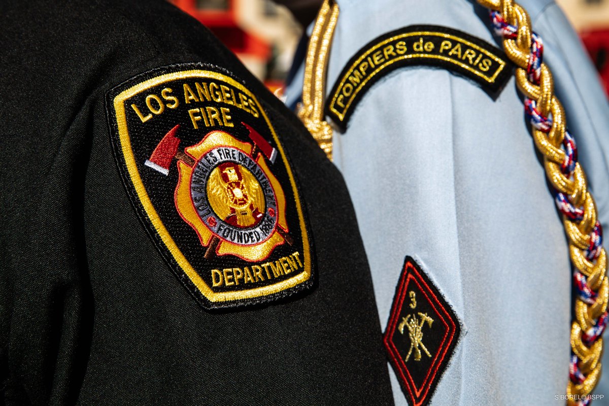 PompiersParis's tweet photo. [#alinterieurDesJeux ] Aujourd'hui, la brigade de sapeurs-pompiers de Paris a accueilli deux officiers venus du Los Angeles Fire Department.
L'occasion de leur présenter le dispositif de secours pour les #Jop2024 en vue de leur préparation opérationnelle pour les #Jop2028. https://t.co/edumOw4qQB