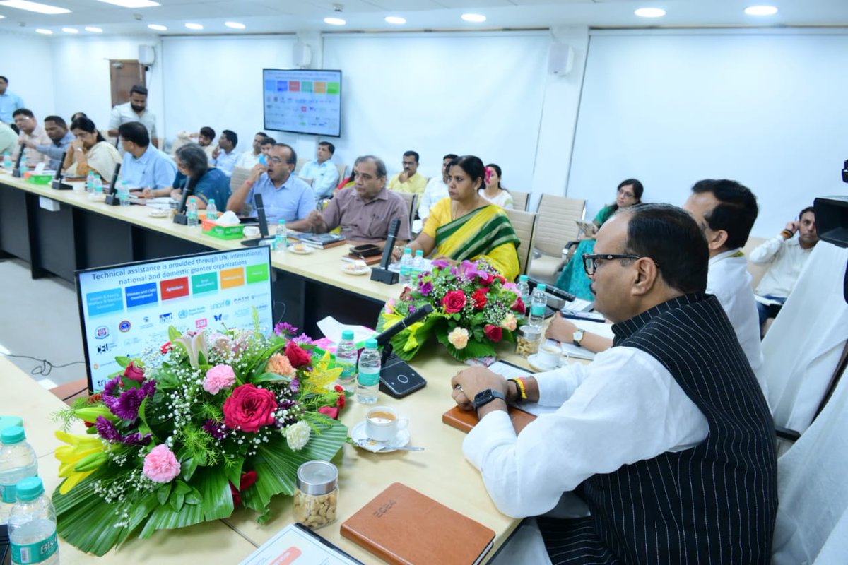 MeUPGovt's tweet photo. प्रदेश के लोगों को उच्च स्तरीय स्वास्थ्य सेवाएं उपलब्ध कराना हमारी ज़िम्मेदारी : उप मुख्यमंत्री श्री ब्रजेश पाठक
 
🔸 प्रदेश की स्वास्थ्य सेवाओं के सुदृढ़ीकर�� का पांच साल का ब्लू प्रिंट तैयार, उप मुख्यमंत्री श्री ब्रजेश पाठक जी ने बीएमजीएफ के साथ एमओसी का किया विस्तार 

🔸 एनेक्सी सभागार, लखनऊ में डिप्टी सीएम और बिल एंड मेलिंडा गेट्स फाउंडेशन (बीएमजीएफ) के के पदाधिकारियों के मध्य मेमोरेंडम ऑफ को-ऑपरेशन (एमओसी) का आदान-प्रदान हुआ

🔸 कार्यक्रम में राज्यमंत्री मयंकेश्वर शरण सिंह एवं पार्थसारथी सेन शर्मा प्रमुख सचिव चिकित्सा शिक्षा, चिकित्सा स्वा��्थ्य एवं परिवार कल्याण विभाग, उत्तर प्रदेश सहित अन्य गणमान्यजन उपस्थित उपस्थित रहें 

🔸 यह गठबंधन प्रदेश सरकार के तय लक्ष्यों और प्राथमिकताओं को प्राप्त करने में सहायक होगा

🔸 हस्ताक्षर समारोह में 11 जून, 2024 से 10 जून 2029 तक एमओसी का विस्तारीकरण किया गया

🔸 मातृ मृत्यु दर में कमी और सिजेरियन डिलीवरी में सुधार, अब प्रदेश की स्वास्थ्य ��्रणाली अधिक मजबूत और डिजिटल हो गई है

🔸 प्रदेश में 207 इंसेफेलाइटिस ट्रीटमेंट सेंटर्स (ईटीसी) की स्थापना हुई है 

🔸 दिमागी बुखार और जापानी इंसेफेलाइटिस जैसे रोग अब मौत का कारण नहीं बन रहे

🔸 पांच साल का ब्लू प्रिंट प्रदेश के अंतिम व्यक्ति तक गुणवत्तापूर्ण स्वास्थ्य सेवाएं पहुंचाने में अहम भूमिका निभाएगा

🔸 एनेक्सी सभागार में हस्ताक्षर समारोह में अगले पांच वर्षों के लिए कई महत्वपूर्ण बिंदुओं पर हुई चर्चा

🔸 टीकाकरण, संक्रमण रोकथाम, और महिलाओं की सशक्तिकरण जैसी कई महत्वपूर्ण बिंदुओं पर चर्चा हुई

@brajeshpathakup #MeUP #DGME #MedicalCollege #Healthcare #PublicHealth #Encephalitis #UttarPradesh