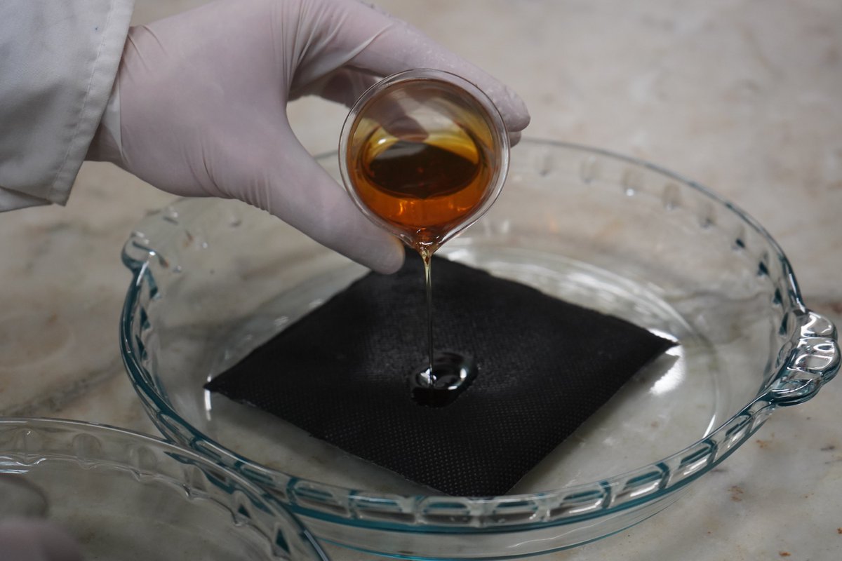 nex_ciencia's tweet photo. 🛢️Un grupo de investigación de @Exactas_UBA desarrolló una manta de características únicas para proteger el suelo de derrames en los yacimientos petrolíferos. Está fabricada con materias primas naturales, es reutilizable e impide la propagación de las llamas en caso de incendio. https://t.co/a5J4apMtn4