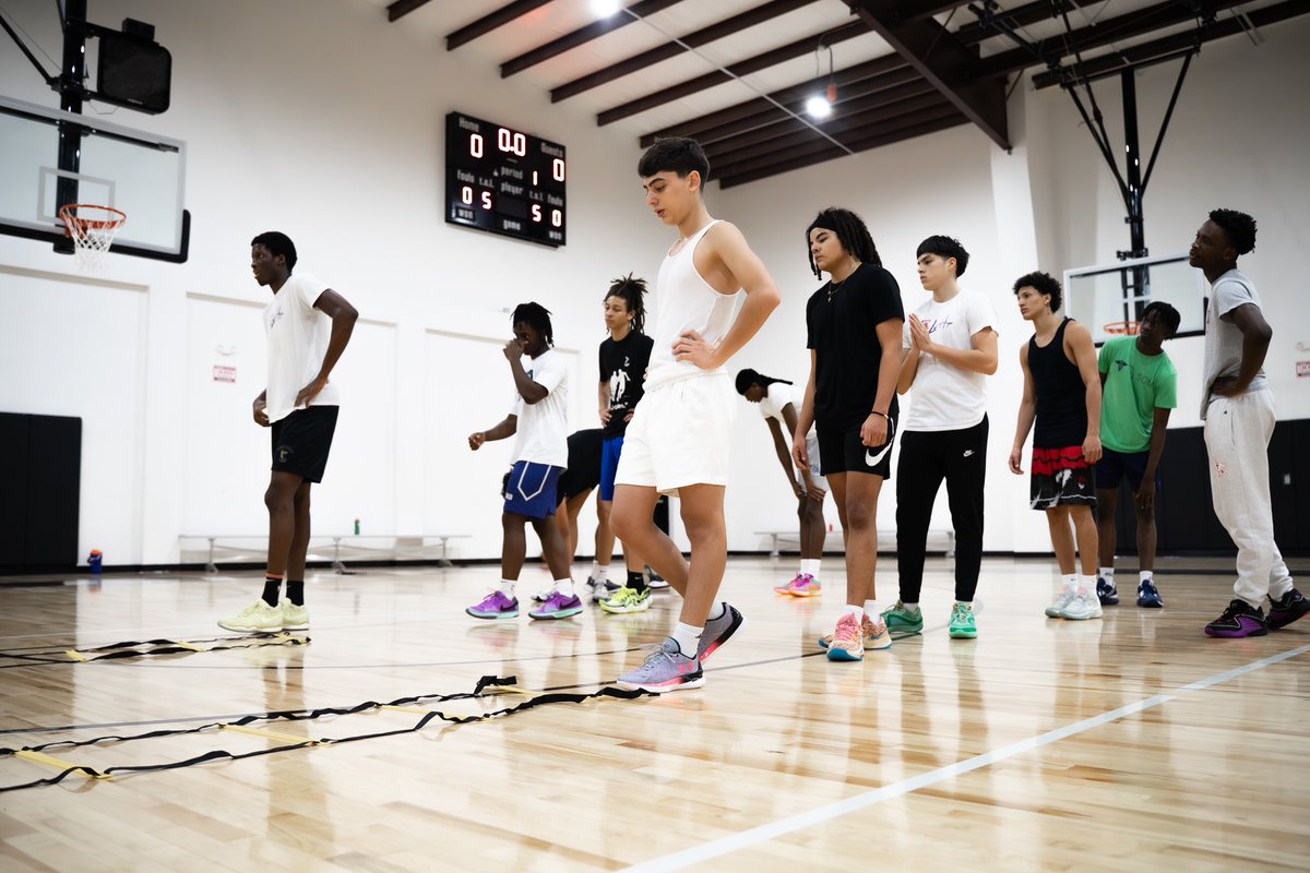 TempleTCenter's tweet photo. Your legs aren’t giving out.
Your head is giving up.
Keep going. 👑
@eophoops
#EliteBasketball #HustleCityHoops #HTXEliteHoops #BasketballCulture #HoopDreamsHTX #GrindSeason #HoopLife #TXBasketball #EOP #KingsBasketball #PrivateSchool #TempleTrainingCenter #kingdom https://t.co/sx0s0FoEW6
