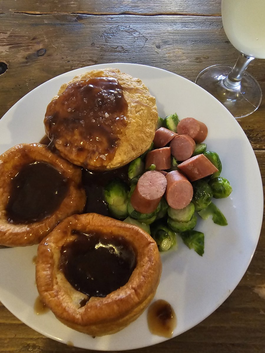 andyatkinson981's tweet photo. Chicken &amp; Mushroom pie, double yorkshires with gravy and a tossed frankfurter &amp; sprout salad. Ginger &amp; lemon kombucha @stephenslack https://t.co/rnrgtO7xOL
