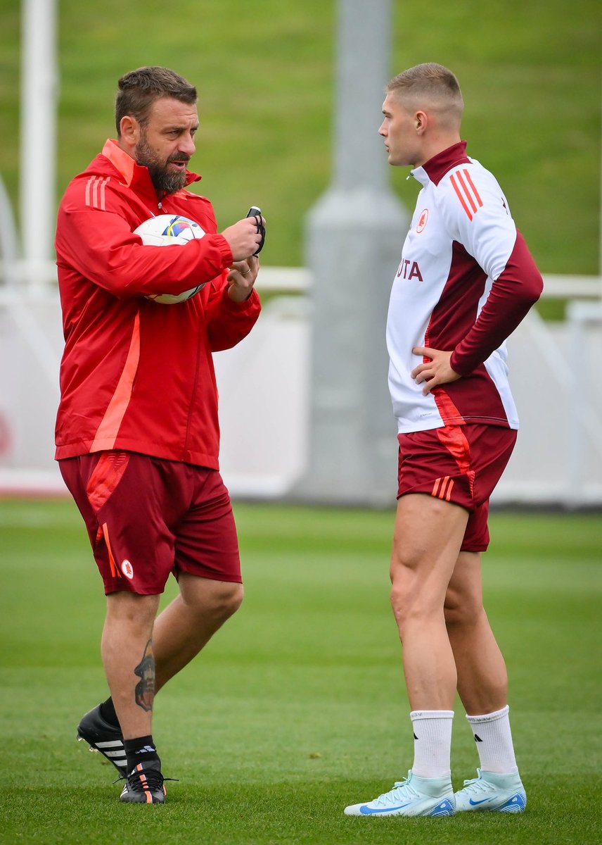 De Rossi 🤝 Dovbyk 

#ASRoma