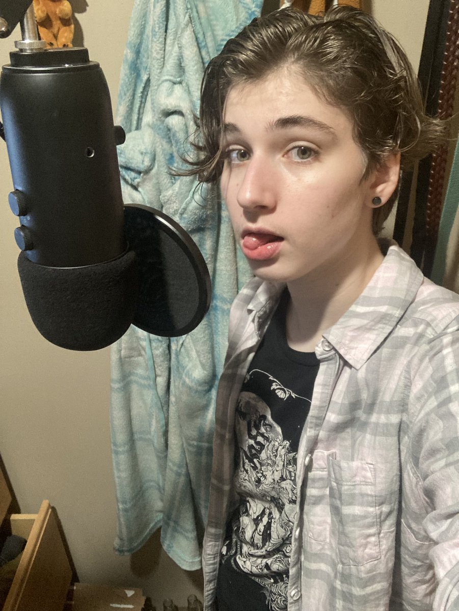 tinymouse5's tweet image. In the booth 2 days in a row? Unheard of. Who is he?