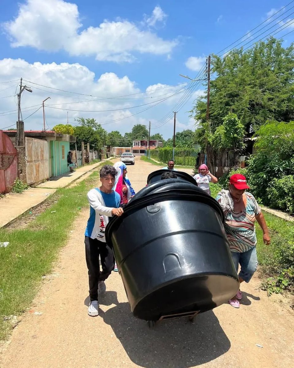 ¡Proyectos para el pueblo!

360 tanques para el almacenamiento de agua han sido entregados en la comuna Las Orquídeas de Chávez, ubicada en Barcelona, edo Anzoátegui, como parte de los proyectos priorizados en la Consulta Popular Nacional 2024

Rumbo a la Consulta del #25Ago