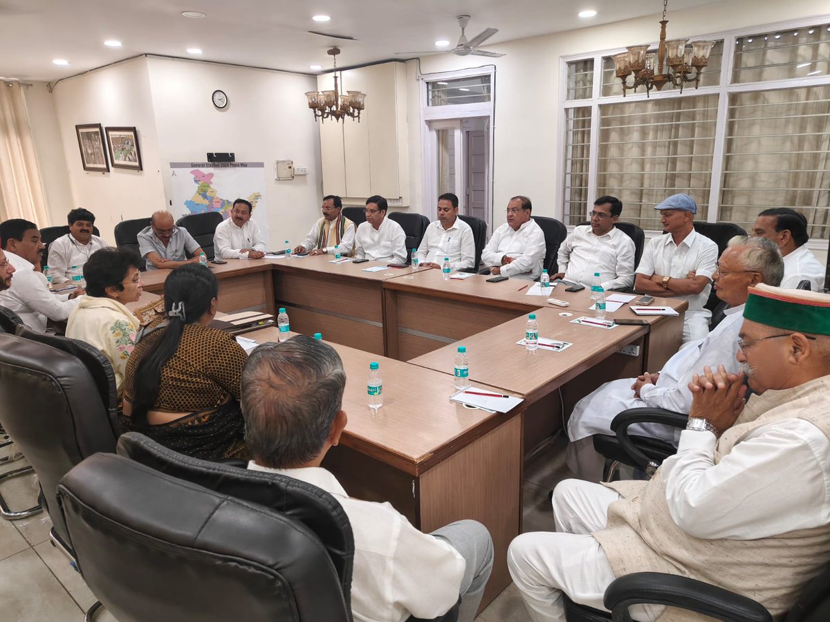 आज उत्तराखंड के वरिष्ठ नेताओं के साथ एक महत्वपूर्ण बैठक की।

इस दौरान प्रदेश की राजनीति व आम आदमी से जुड़े मुद्दों पर गहन विमर्श हुआ।