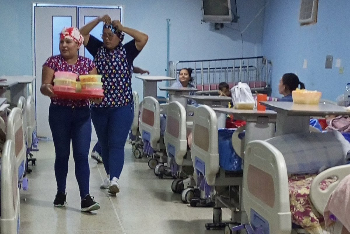 #8Ago| Diariamente nuestros pacientes hospitalizados reciben sus dietas servidas. Cumpliendo instrucciones de nuestro pdte <a href="/NicolasMaduro/">Nicolás Maduro</a> y nuestra ministra y pdta del #IVSS <a href="/MagaGutierrezV/">Magaly Gutiérrez Viña</a>.
<a href="/AdolfoP_Oficial/">Adolfo Pereira Gobernador</a>
#PuebloSonrienteYEnPaz
