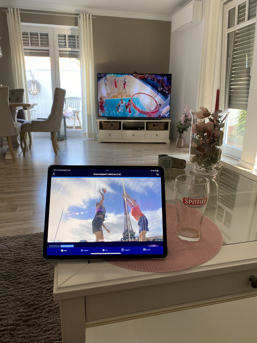 Olympiamultitasking. Gleich noch Hockey auf dem Handy. #Paris2024