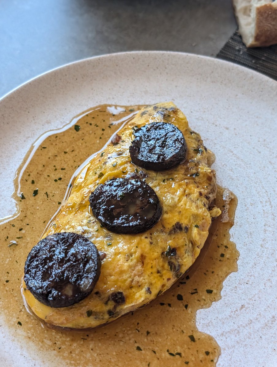 Croquetas, claro, muy muy buenas y con jamón de <a href="/DehesaMonteros/">DEHESA MONTEROS</a> y una tortilla con butifarra negra. Creedme, llevo con una catalana 21 años, así que está butifarra es casi religión. Buenísima.