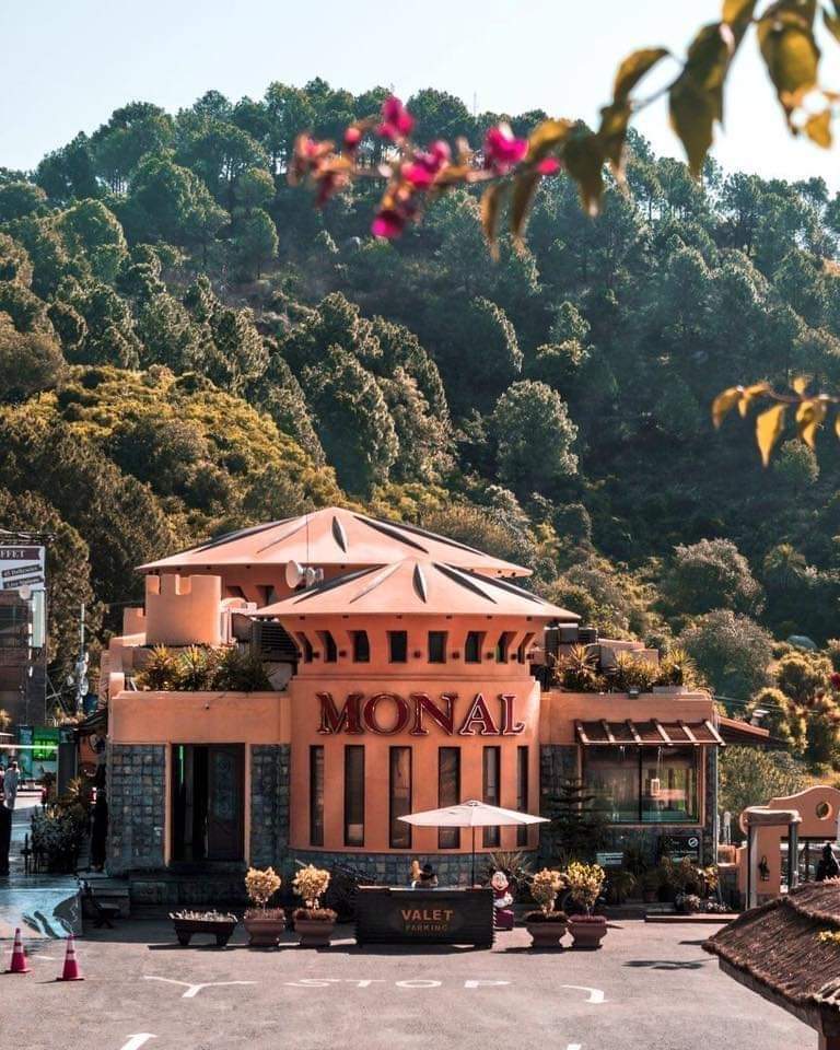 Humaira_Bat00l's tweet photo. Heartbreaking to see another business close its doors. What's the plan 2 revive the economy &amp; attract investors? How can v expect foreign investmnt when local businesses r struggling 2 stay afloat? Isn't it alarming?

P. S ; #monal closing = 700 jobs lost 😔
@CMShehbaz
#Islamabad https://t.co/OHFlxwE0CY