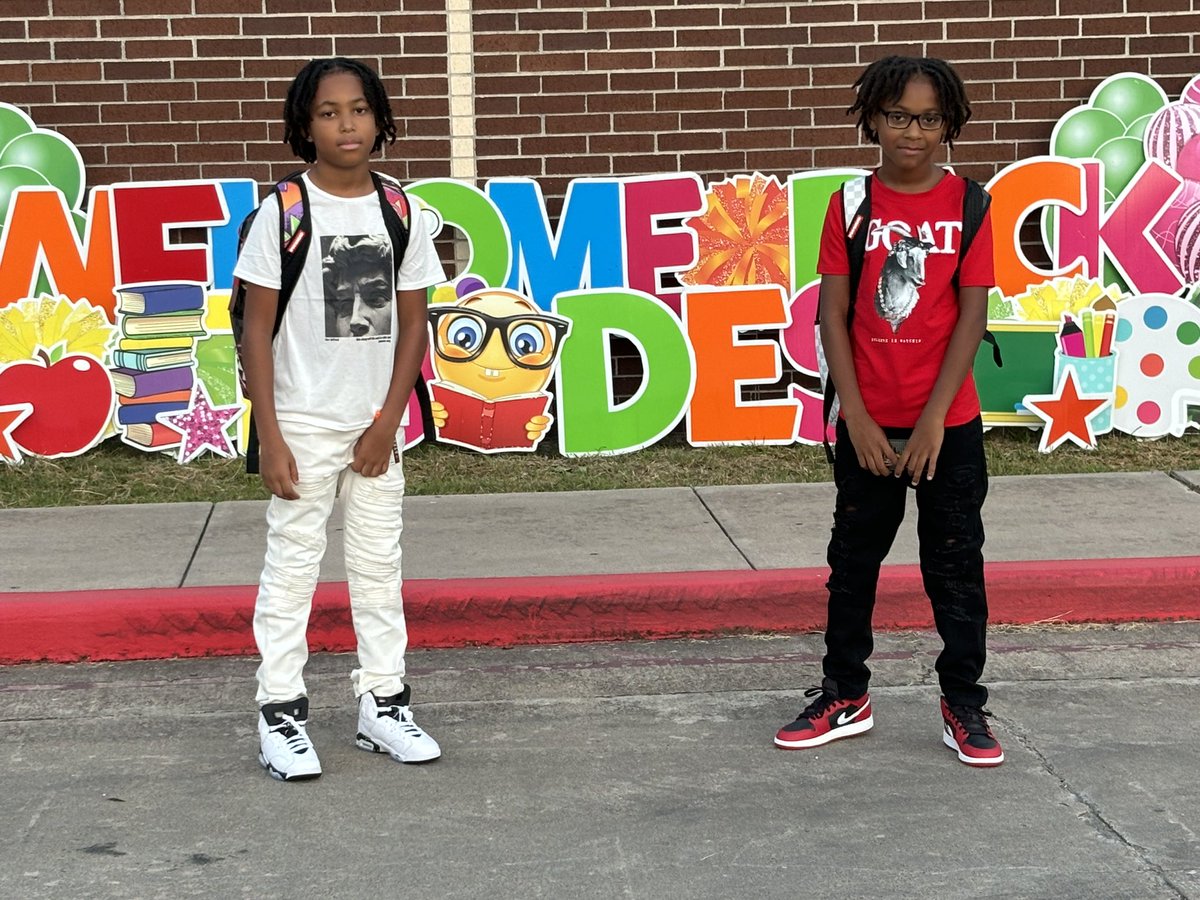 courtneynashell's tweet photo. Year 11 for mom @CharlesRDrewES 
Parker’s first day of 4th grade and Preston’s last first day of elementary school! Cheers to a new year!#committedtoexcellence @CrosbyISD @tarabrogers @kellgobe https://t.co/PwceOKF68o