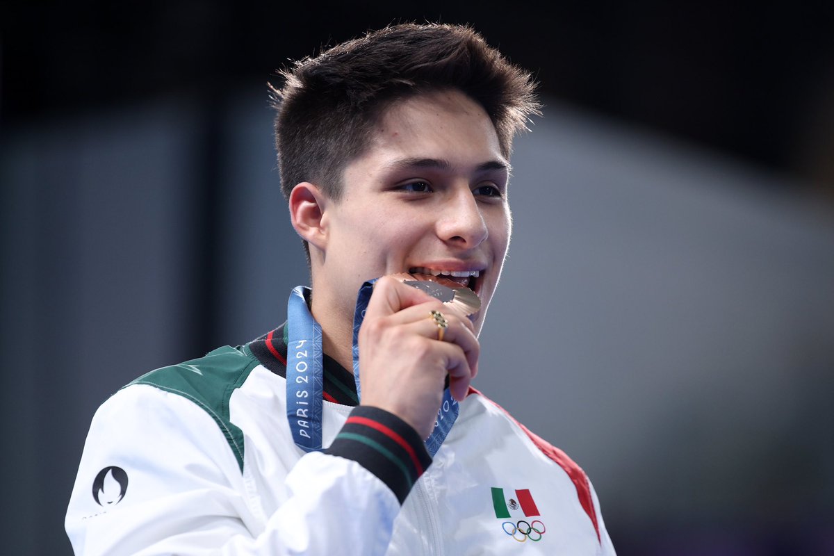 edelamadrid's tweet photo. El clavadista Osmar Olvera logró lo que ningún mexicano había logrado desde hace 40 años: Ganar dos medallas en unos mismos juegos olímpicos. Su triunfo es ejemplo de que con disciplina y trabajo se puede alcanzar lo más alto del mundo. ¡Un orgullo para México 🇲🇽! #Paris2024 https://t.co/tc1VGD4kMk