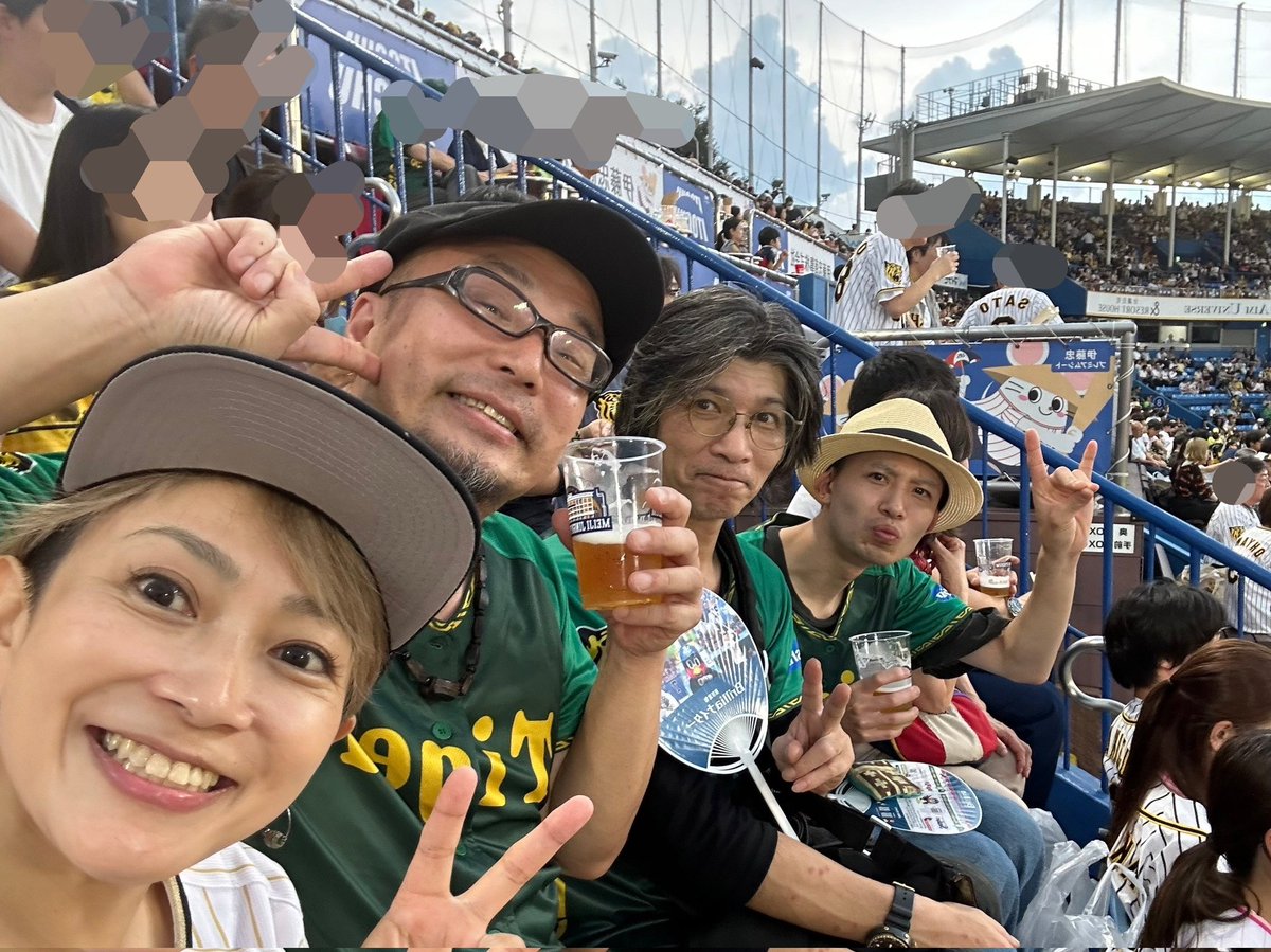 Spunky_hosoya's tweet photo. 明けて本日8/9(金)は8と9で「野球の日」とのことで…
毎年恒例の #究極ハリキリまくりスタジアム 
当然、阪神枠で出ますよ！！！

#ばんゆうき バンド！
出番は19:15～

写真は先日、リハ後にバンドメンバーと行った神宮球場！
雨天コールドで負けたけどw
どしゃ降りだった���🤣
ポンチョ最強だった👏 https://t.co/vkItuX2pVw
