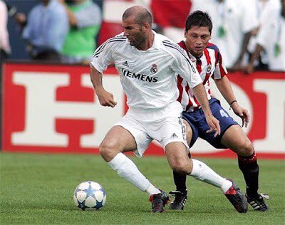 AcademyACD's tweet photo. 1/🧵 HILO: La importancia del Control Orientado en el Fútbol Moderno ⚽️

El control orientado es una de las habilidades técnicas más importantes en el fútbol actual. Pero, ¿Qué es exactamente y por qué es tan crucial? 

Os lo explicamos 👇 https://t.co/N2jnmWUOoP