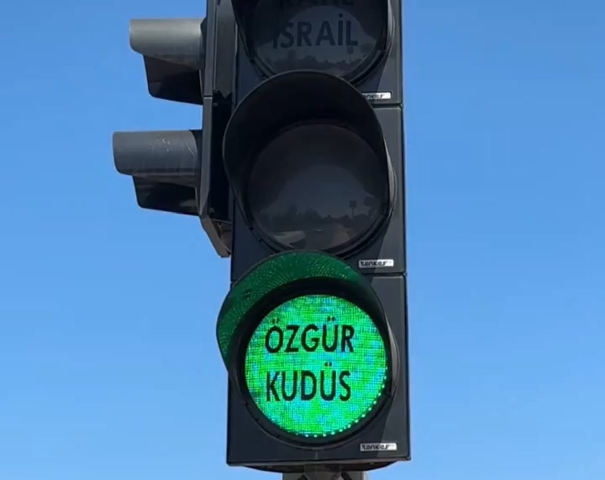 solcugazete's tweet photo. Elazığ'da, İsrail'in Filistin'e yönelik saldırılarına trafik ışıklarına yerleştirilen yazılarla tepki gösterildi. https://t.co/j3W6FJeyn5