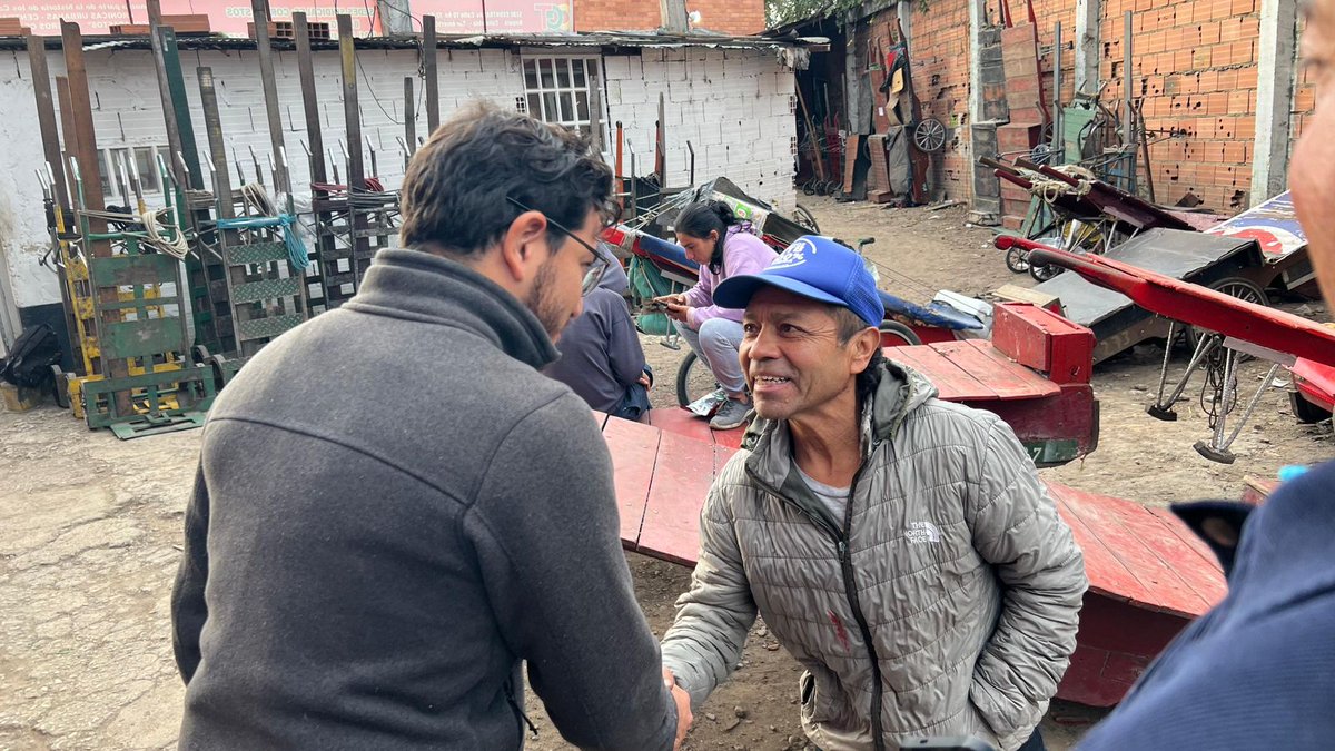 JD_Quinteror's tweet photo. Hoy estuvimos nuevamente verificando su construcción de la mano del #TeamTusa ¡Lo que se hace con amor es posible! Ahora vamos por el casino para que tengan un lugar digno dónde almorzar. https://t.co/dqcrtOBdff