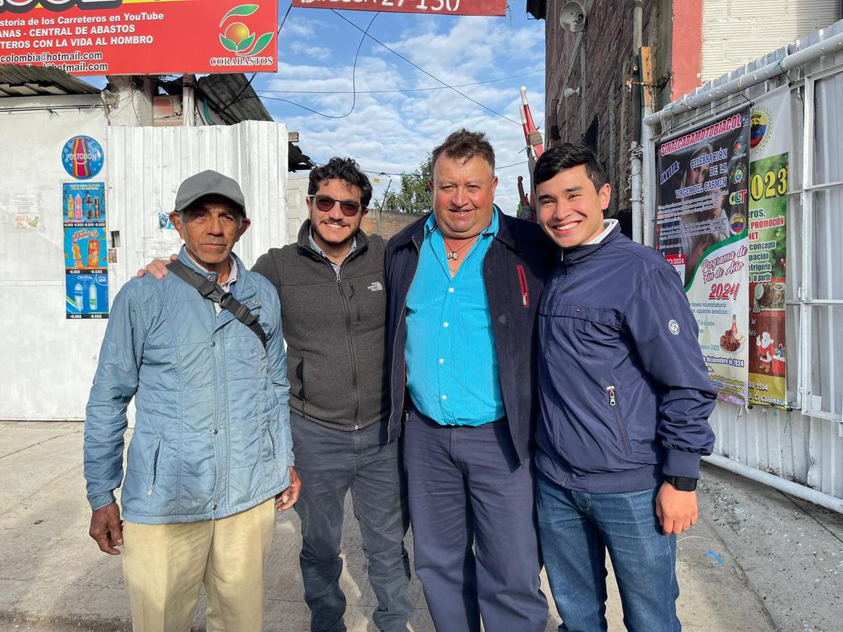 JD_Quinteror's tweet photo. Hoy estuvimos nuevamente verificando su construcción de la mano del #TeamTusa ¡Lo que se hace con amor es posible! Ahora vamos por el casino para que tengan un lugar digno dónde almorzar. https://t.co/dqcrtOBdff
