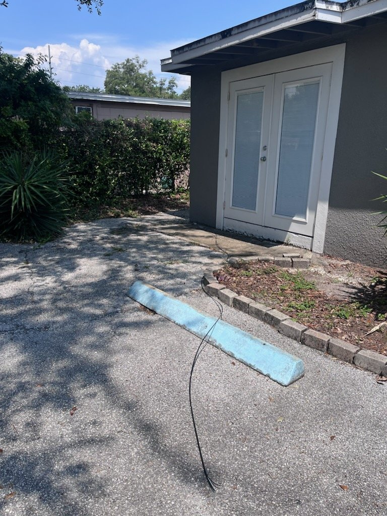 instantchow's tweet photo. @quantumfiber your newly installed fiber broke at the connection point your installer put in on our soffit. Less than 2 weeks old here. AND I warned the installer about how crappy his job looked. been on hold, for 1.5h no humans yet. https://t.co/iMIpK8ElHQ