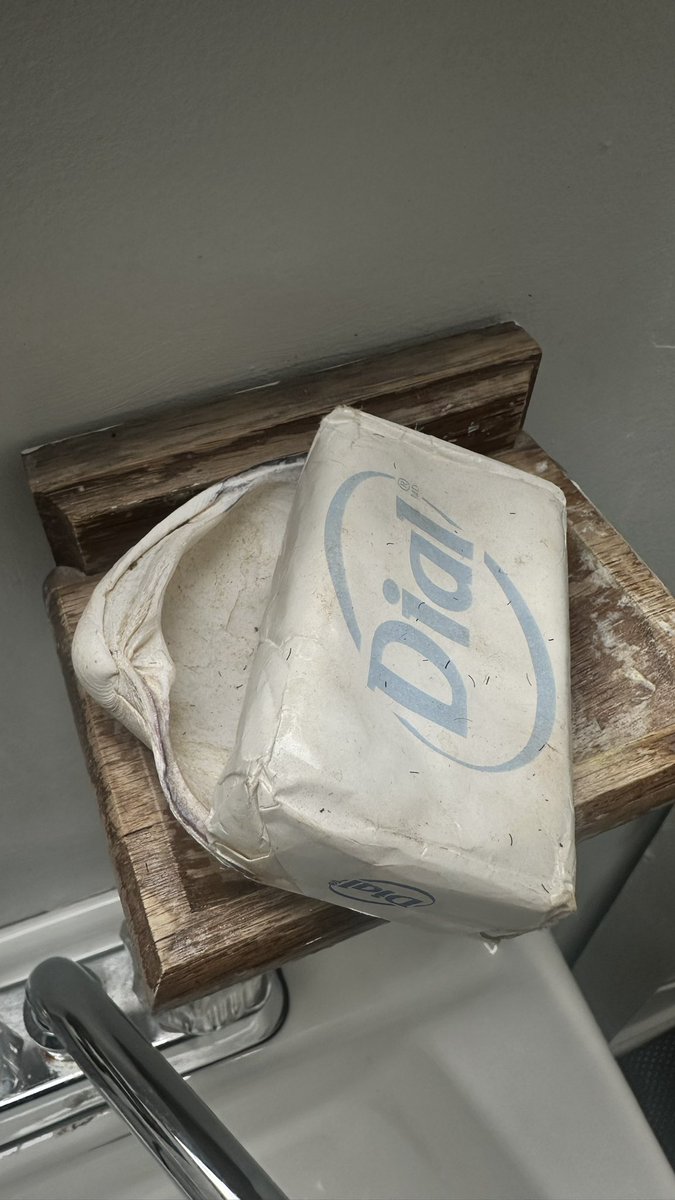 Dometi_'s tweet photo. .@vrbo I’m disgusted. Thank GOD, I had alternate accommodations in Oak Bluff.  Because this is property in Chappaquiddick is uninhabitable and should have never been on this platform as a luxury listing. @PigmentIntl needs their money back for this asap. 
(Btw, That black stuff on the wall in the last picture is MOLD.)
