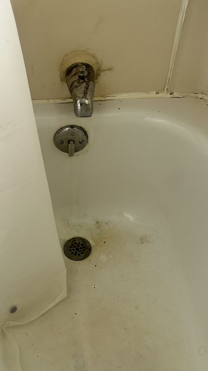Dometi_'s tweet photo. .@vrbo I’m disgusted. Thank GOD, I had alternate accommodations in Oak Bluff.  Because this is property in Chappaquiddick is uninhabitable and should have never been on this platform as a luxury listing. @PigmentIntl needs their money back for this asap. 
(Btw, That black stuff on the wall in the last picture is MOLD.)