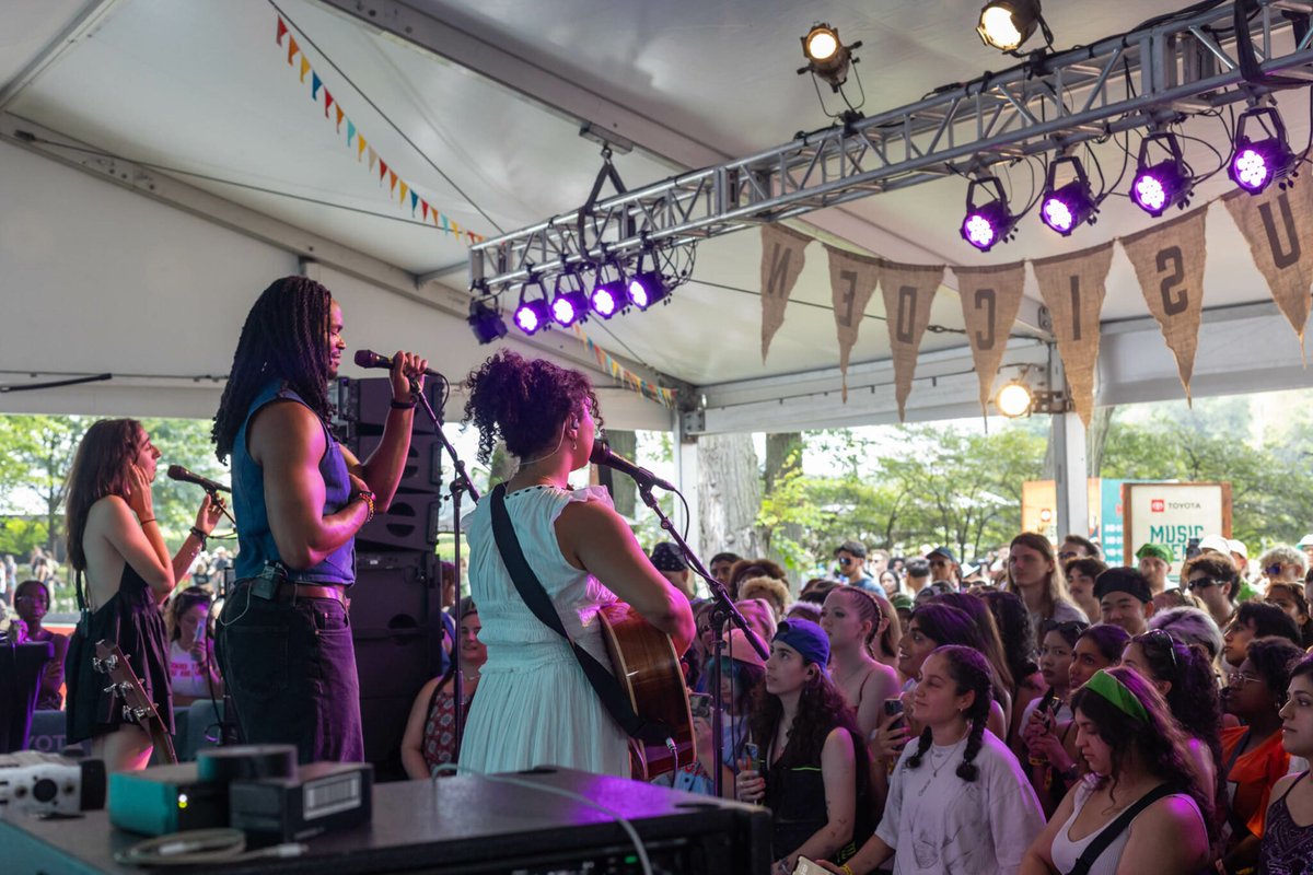 Live, in photos: <a href="/Toyota/">Toyota USA</a> Music Den at <a href="/lollapalooza/">Lollapalooza</a>  2024 feat. <a href="/frikoo4u/">Friko</a>, <a href="/beenstellar/">Been Stellar</a>, <a href="/bludetiger/">Blu DeTiger</a>, <a href="/tinyhabs/">tiny habits official</a>, and more: tinyurl.com/2fphmtam

📷 by Mallory Turner