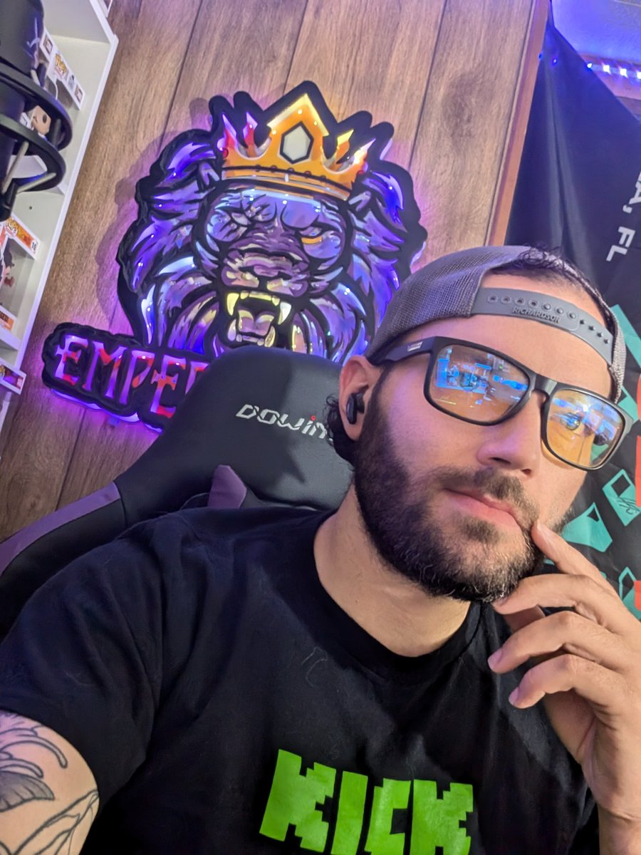 EmperoarLyon's tweet photo. Kick, Gunnars, and Emperaawwr what better combo could there be???? Going to drop in and see how fast we get eliminated in COD bring the good vibes, chaos and laughs I know #LostCityFamily brings so everyone else come in and be apart of the Family!
https://t.co/CWwB3czUQd https://t.co/g839pdeIag