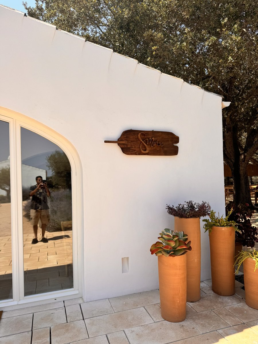 Hoy tocaba SMOIX. Me lo habían recomendado mucho, y aún no lo había probado. Es una maravilla.

Hace años (demasiados) que mis vacaciones son “trabacaciones”, por eso doy mucha prioridad al buen comer. Nada peor que tener a la cabeza y al estómago descontentos al mismo tiempo.