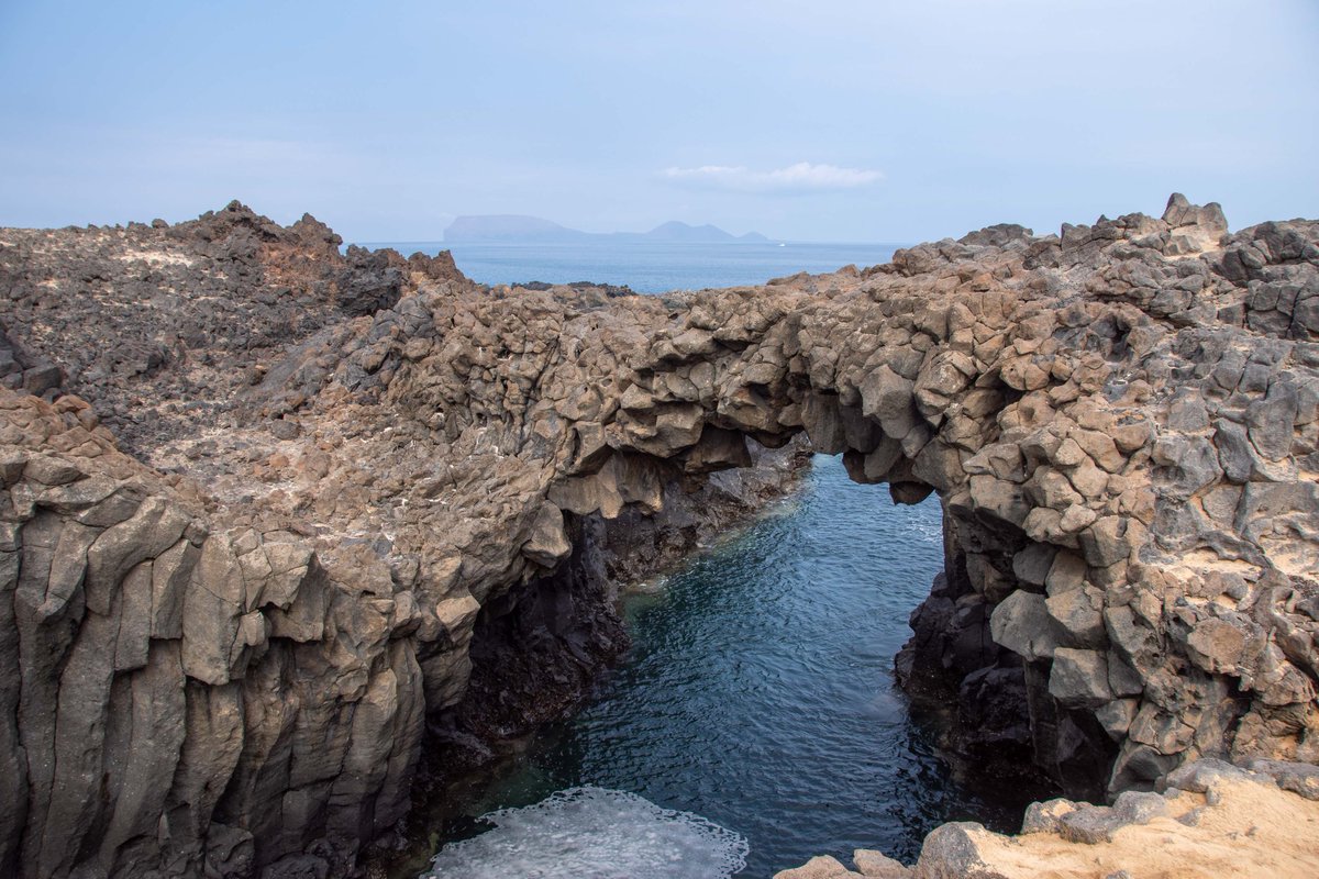 GeologistsCat's tweet image. Today is #InternationalCatDay &amp;amp; #VolcanoThursday. Challenge accepted. On figure 1 a famous resident having an eye on the tourists. On figure 2 columnar joints made of #basaltic #rock. Before I forget the pictures were taken during #hedgewatch on #LaGraciosa (Fig3) N of #Lanzarote