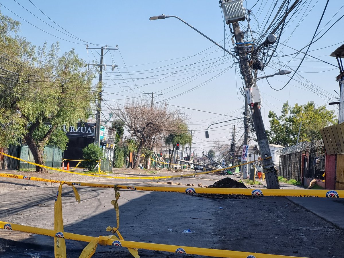 FreddyMA1983's tweet photo. @Enel_Informa_CL que pasa con la luz en el sector de Av. Trinidad con Punta Arenas en La Florida?? aún sin luz, calles bloqueadas y no veo a nadie trabajando... @MuniLaFlorida https://t.co/jZRsSebspB
