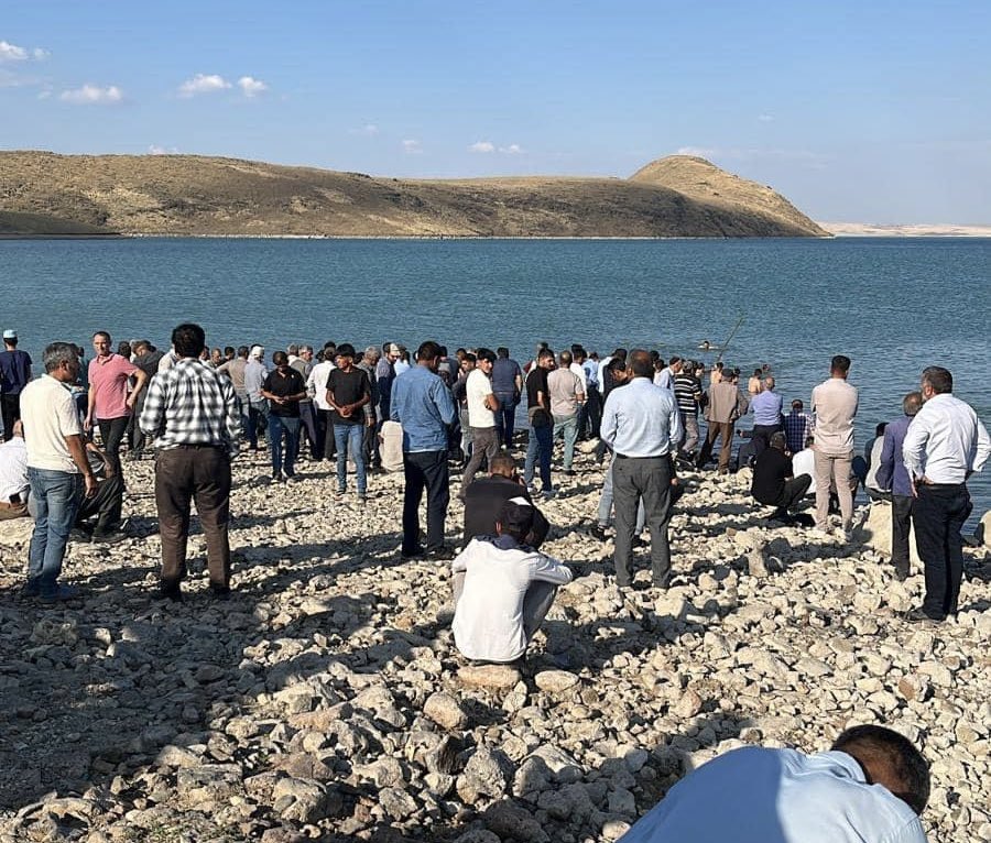 📍Muş/Bulanık 

Bostankent Beledesinde serinlemek için  girdikleri gölette hayatlarını kaybeden 6 hemşerimize Allah’tan rahmet,acılı ailelerine sabırlar diliyorum..