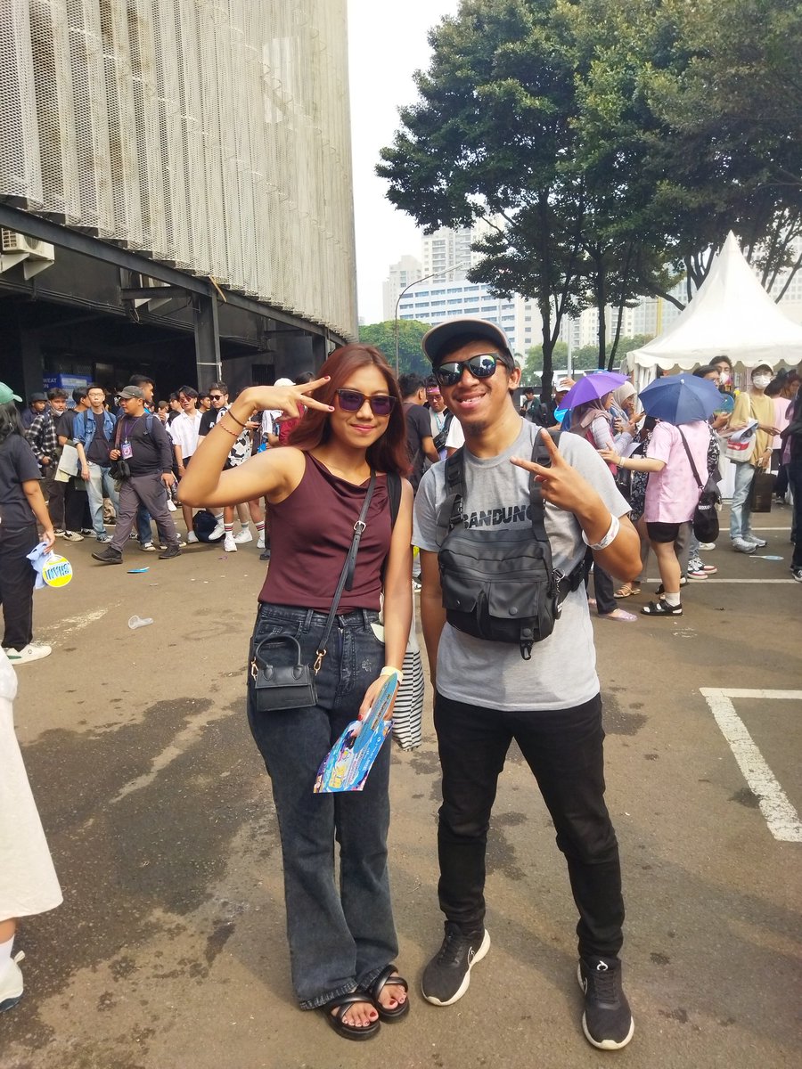 HildanEfendi10's tweet photo. Wilujeng hbd tepang birthday made aurel @MadeAurellia si gadis 8 agustus, sukses selalu yaaa, semoga apa yg diharapkan d usia skrg tercapai 💙🤲🏽
Bisa yuk adain sts lagi jakarta juga gas kalo ada mah 😏

See u soon cantik 😉
Terakhir kita ketemu di summer fest taun kmarin. 😎
Yg sts 18th aku lupa fotonya kemana belum kefoto keknya. 🤔
#Aurel25th
