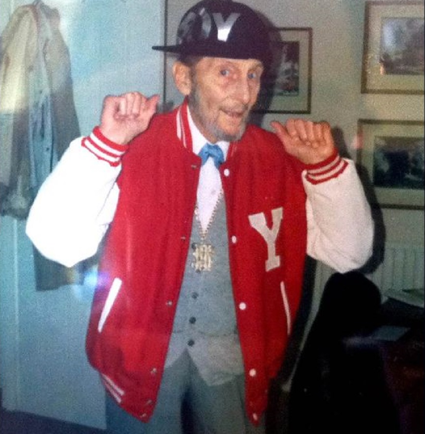 HorrorHammer1's tweet photo. Peter Cushing and his short lived rap career (1990) https://t.co/5MGrcDQhYZ