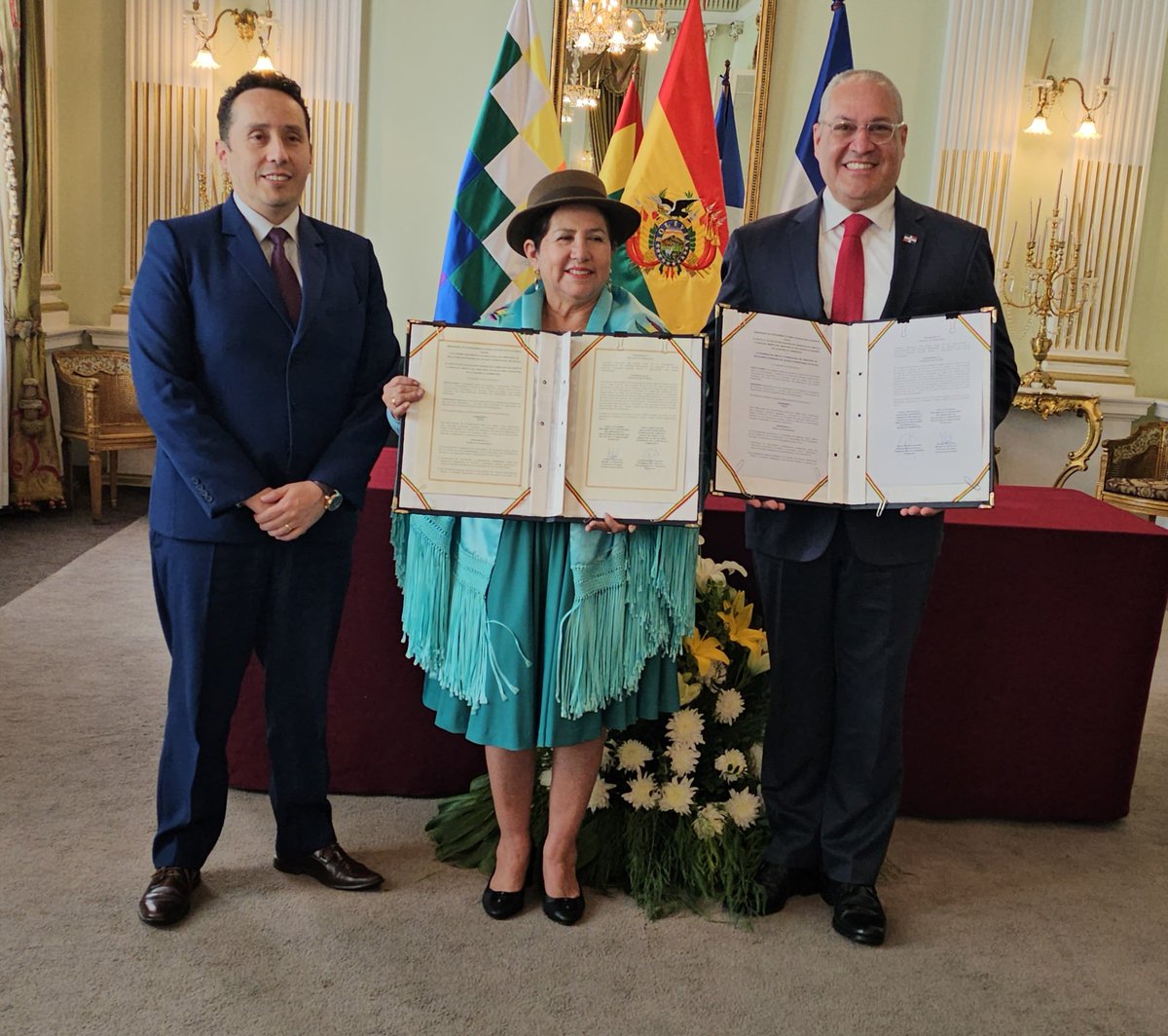 ClaudioMarte's tweet photo. Impulsados por el presidente @luisabinader y nuestro canciller @RobalsdqAlvarez a partir de esta fecha los dominicanos podrán realizar viajes de turismo y negocios sin necesidad de visa a Bolivia.

#diplomacia @MIREXRD https://t.co/3cTKk71RFF