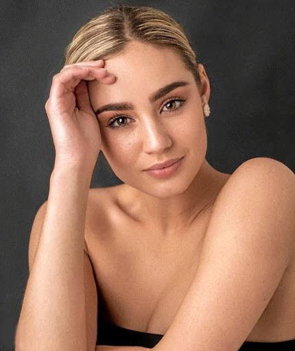 This is Bianca schoombe, she had to withdraw from #MissSA due to racist tweets, unfortunately fools will only take one side of the coin, South Africans are not anti-black they call fraud a fraud .
#ChidimmaAdetshina