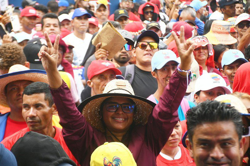 ICaramuca's tweet photo. #Fotos 📸// Somos un pueblo valiente y aguerrido que ha superado todas las adversidades.

Hoy nuevamente, el pueblo se moviliza en respaldo a las políticas sociales impulsadas por el presidente @NicolasMaduro

#PuebloSonrienteYEnPaz https://t.co/5Wk2X82zjG