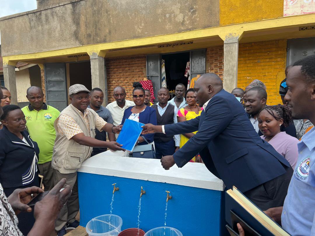 min_waterUg's tweet photo. #MWEworks: @min_waterUg through the Rural Water Supply and Sanitation Department carried out a technical commissioning and handover of Burombe Solar Powered System in Ruhinda Sub County, Rukungiri District to @UmbrellasWatsan-Southwestern for Operation and Maintenance. https://t.co/m3rjyGrN5N