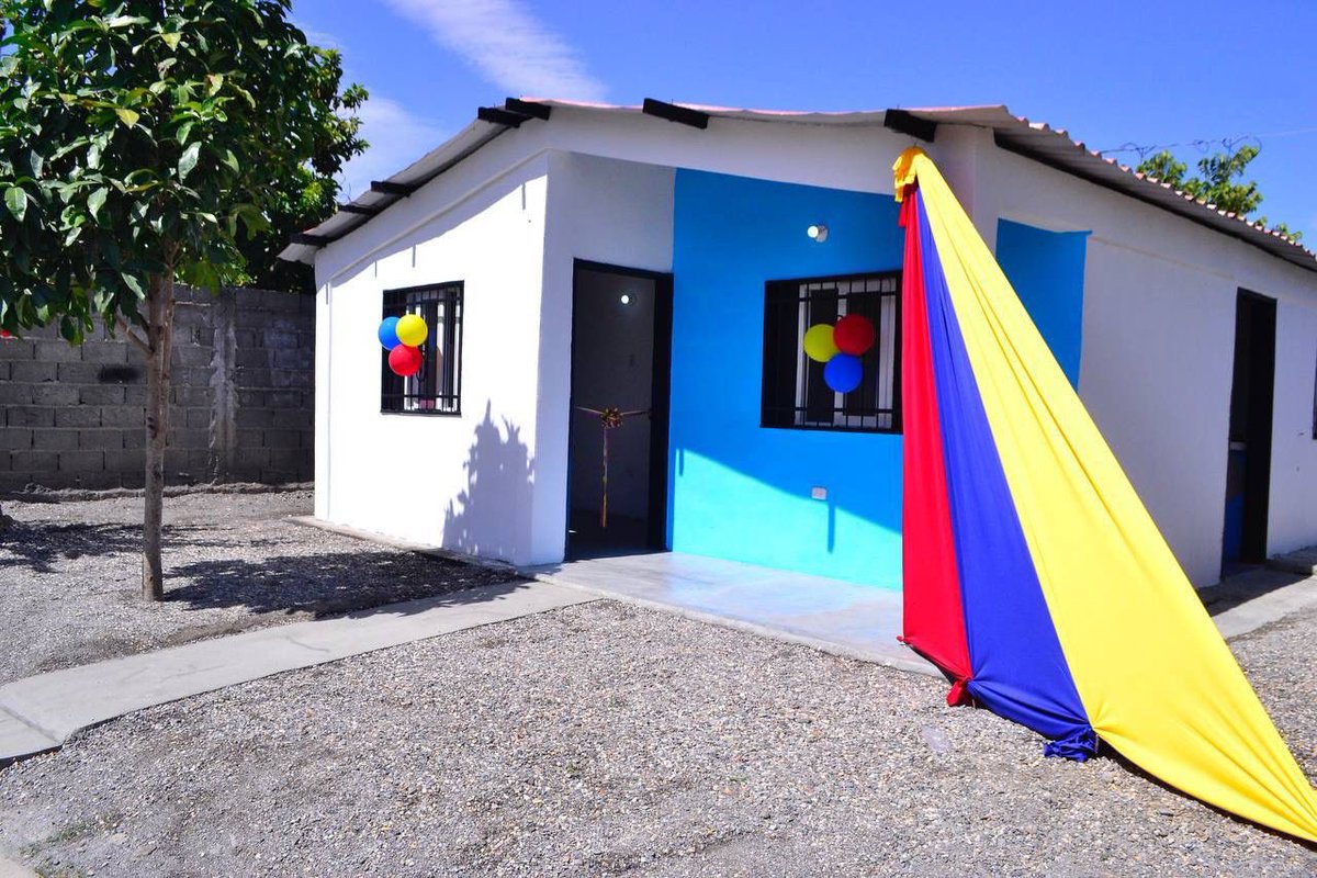 #8Ago Nos fuimos a la comunidad 1ero de Mayo en el municipio Jiménez, para otorgar las llaves de nuevas viviendas a las familias larenses. 

Junto a la alcaldesa <a href="/CarmenSilvaPSUV/">Carmen Silva</a> hemos concedido felicidad y alegría a la familia Escalona. ¡Bendiciones para ustedes! 

<a href="/Funrevi_Lara/">Funrevi</a>