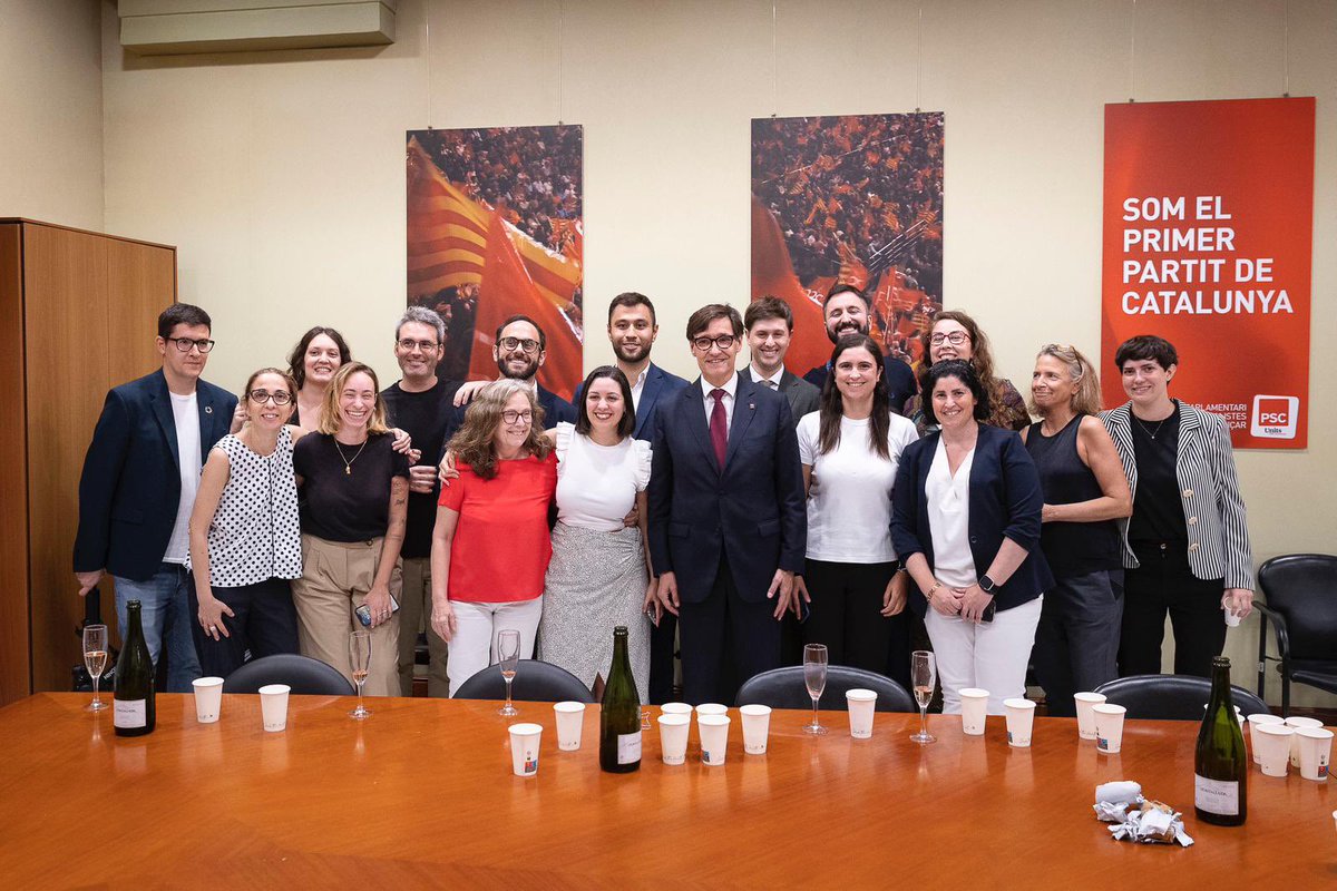 eugeniadipolito's tweet photo. A Catalunya tenim un nou President: @salvadorilla 🌹 Comença una nova etapa! 
Foto de l’equip assessor i de premsa dels @socialistes_cat al Parlament de Catalunya /❤️ https://t.co/paO9HsPLXr