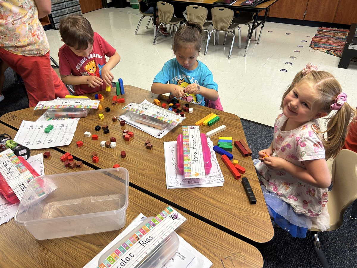 ms_miller23's tweet photo. Exploring math buckets!! @StoryFalcons https://t.co/p9pJLstdjK