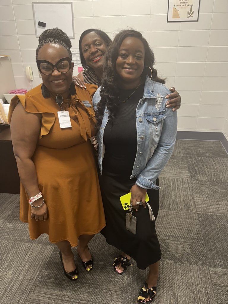 TilnishaRosser's tweet photo. Visiting Veterans Elementary School today to see Counselor Chapman and ran into Dr. Peck! #Built4Bibb #Built2Support https://t.co/L17cSiZccr