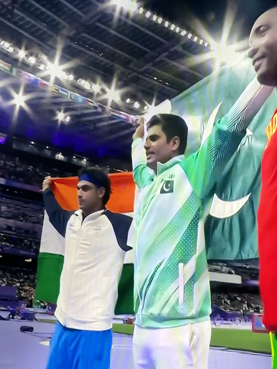 ارشد ندیم نے کمال کر دیا۔ ایک تو #OlympicGames  میں گولڈ میڈل جیتنے کی خوشی اور دوسری #India کو ہرانے کی۔ چھا گئے ہو آپ ارشد ندیم۔ #ArshadNadeem