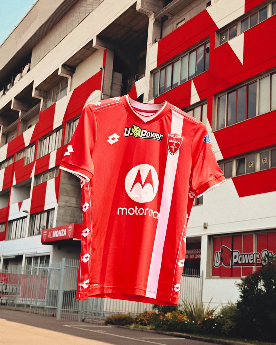 🔴⚪️ Con il motto "Per tutta la città" sono state presentate le nuove maglie del #Monza.

La losanga di Lotto caratterizza le spalle e i fianchi delle maglie da casa e trasferta, insieme alla tradizionale banda verticale che corre sul lato sinistro.

👉 Che ne dite?