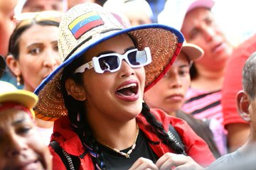 ICaramuca's tweet photo. #Fotos 📸// Somos un pueblo valiente y aguerrido que ha superado todas las adversidades.

Hoy nuevamente, el pueblo se moviliza en respaldo a las políticas sociales impulsadas por el presidente @NicolasMaduro

#PuebloSonrienteYEnPaz https://t.co/5Wk2X82zjG