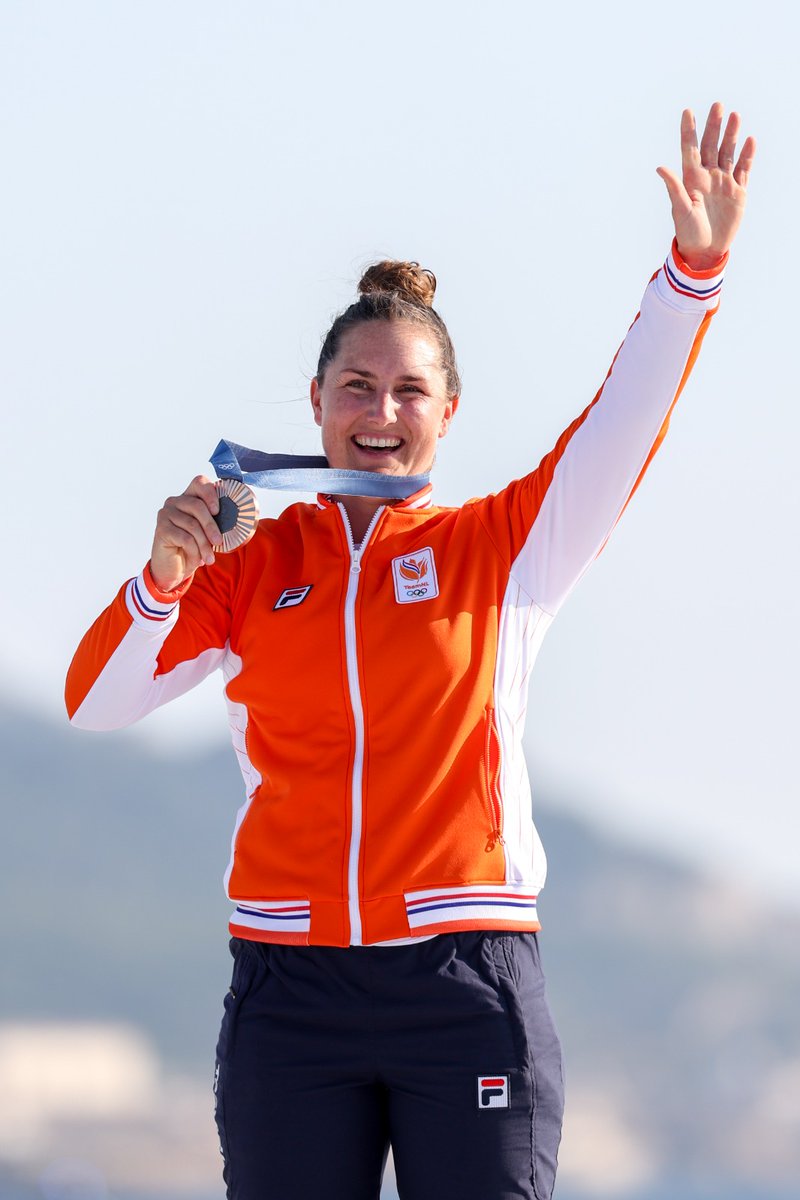 After a breathtaking medal series it's Ellie that takes gold for Great Britain 🇬🇧 🙌🥇

#Paris2024Sailing #Paris2024 #Sailing #Olympics #WomensKite