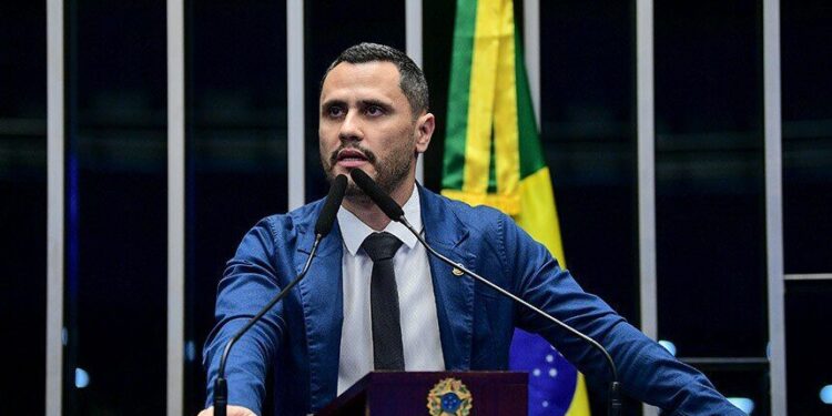 fernaolmesquita's tweet photo. CLEITINHO FLAGRA SABOTAGEM AO RGS E É PUNIDO POR APRESENTAR A PROVA

O senador recebeu a denuncia de um servidor dos Correios, foi investigar e encontrou a prova: filmou um depósito da estatal em Minas Gerais cheia de doações que nunca foram enviadas aos flagelados do Rio Grande. Apresentou a denuncia e a prova da tribuna do Senado da Republica, aquela instituição que não se respeita a si mesmo.

Resultado: foi denunciado pelos Correios da ditadura à Polícia federal da ditadura, “por invasão” do indigitado galpão!

Cleitinho informou então, que o que encontrou em Minas gerais se repete em vários galpões dos Correios em outros estados. Jornalistas atuando em Brasília lhe enviaram provas de galpões com montanhas de doações acumuladas em Brasília. Na Bahia, um deputado estadual também obteve flagrante semelhante…

Alem de botar a PF não encalço de senador “por não ter solicitado nem feito agendamento prévio para entrar no galpão”, os Correios disseram que já mandaram mais de 10 mil toneladas de doações para o RGS e que “tem mais 5,3 mil toneladas de donativos estocados em MG que serão entregues conforme demanda das autoridades locais”.
