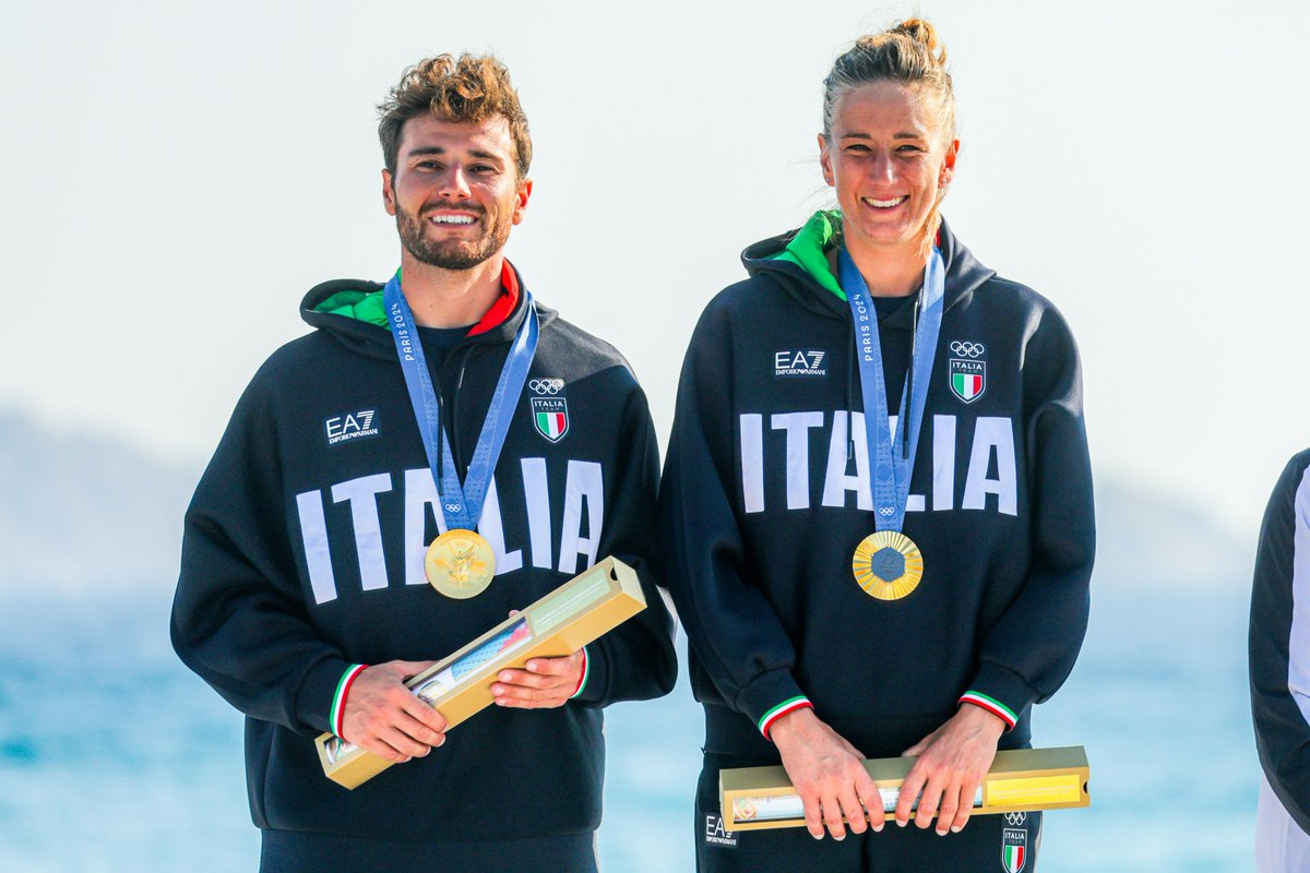 🔵🟡⚫️🟢🔴 | 🗼2️⃣0️⃣2️⃣4️⃣

𝑄𝑢𝑎𝑛𝑑𝑜 𝑙𝑎 𝑉𝑒𝑙𝑎 𝑑𝑖𝑣𝑒𝑛𝑡𝑎 𝐿𝑒𝑔𝑔𝑒𝑛𝑑𝑎: insegnano Ruggero Tita e Caterina Banti 🎓

🔵 <a href="/Coninews/">CONI</a> | <a href="/ItaliaTeam_it/">ItaliaTeam</a> | <a href="/Olympics/">The Olympic Games</a> | <a href="/Paris2024/">Paris 2024</a> 🔵

#LaVelaChiamò | #ItaliaTeam | #Olympics | #Paris2024
