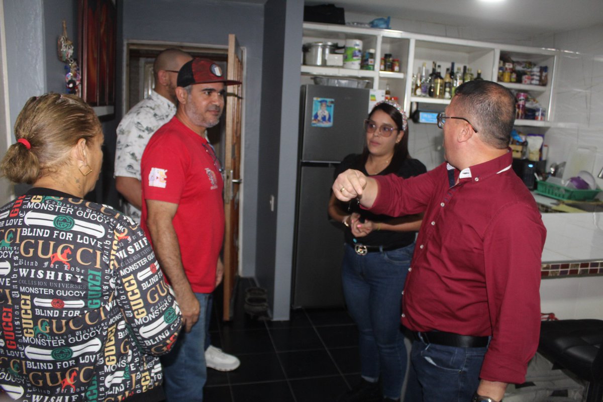 corpocapitalgdc's tweet photo. Pdte. de #Corpocapital @buhopsuv  realizó visita a la Resd. Caroata, con la finalidad de inspeccionar  filtraciones que afectan a los vecinos para  proceder a su pronta reparación.

¡Estamos trabajando !

#PuebloSonrienteYEnPaz
@NicolasMaduro
@Nahumfernandezm
@buhopsuv https://t.co/rAXvojPozh