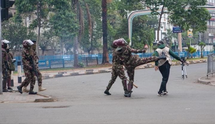 paul_okonji's tweet photo. Police captured on camera attacking Journalists.

So bad 😞

Kasmuel McOure Miguna Miguna Raila Fvck Gabriel Oguda Rebecca Miano #RutoMustGo #NaneNaneMatch Kikuyus Jimmy Wanjigi Kesho Haiti #OccupyStateHouse Mombasa Road Thika Road Luos https://t.co/jTwIImljTH