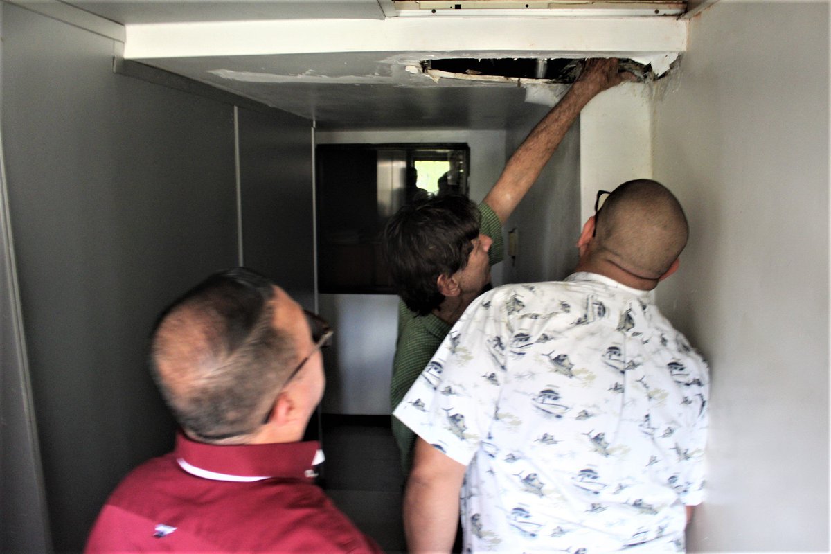 corpocapitalgdc's tweet photo. Pdte. de #Corpocapital @buhopsuv  realizó visita a la Resd. Caroata, con la finalidad de inspeccionar  filtraciones que afectan a los vecinos para  proceder a su pronta reparación.

¡Estamos trabajando !

#PuebloSonrienteYEnPaz
@NicolasMaduro
@Nahumfernandezm
@buhopsuv https://t.co/rAXvojPozh