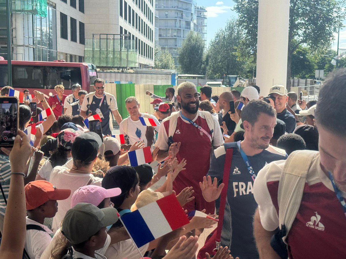lucmercier92110's tweet photo. Arrivée de l’équipe de France au centre sportif Camille Muffat sous les acclamations des jeunes du ccj, centres de loisirs et club ados pour un entraînement de préparation pour la finale de samedi . #teamclichy2024 #volleyball #paris2024 #clichy https://t.co/fexy9QwJ6x